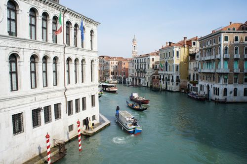 venetie – gondels en boten op canal grande – stedentrip