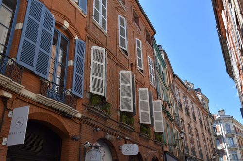 Historische straat met kleurrijke gevels in Toulouse