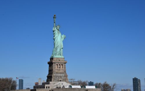 New York – het Vrijheidsbeeld tegen een heldere lucht – verre reis naar de Verenigde Staten