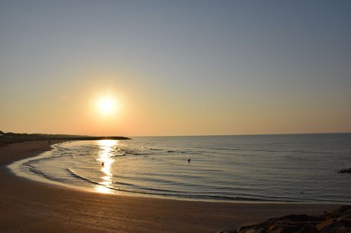 Italië – zonsopkomst boven rustig strand en zee – zonvakantie