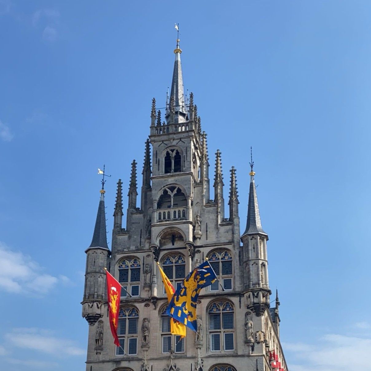 Het Stadhuis in Gouda met kleurrijke vlaggen