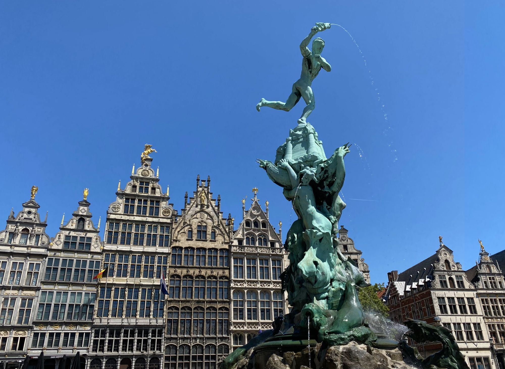 antwerpen fontein met standbeeld en historische gevels
