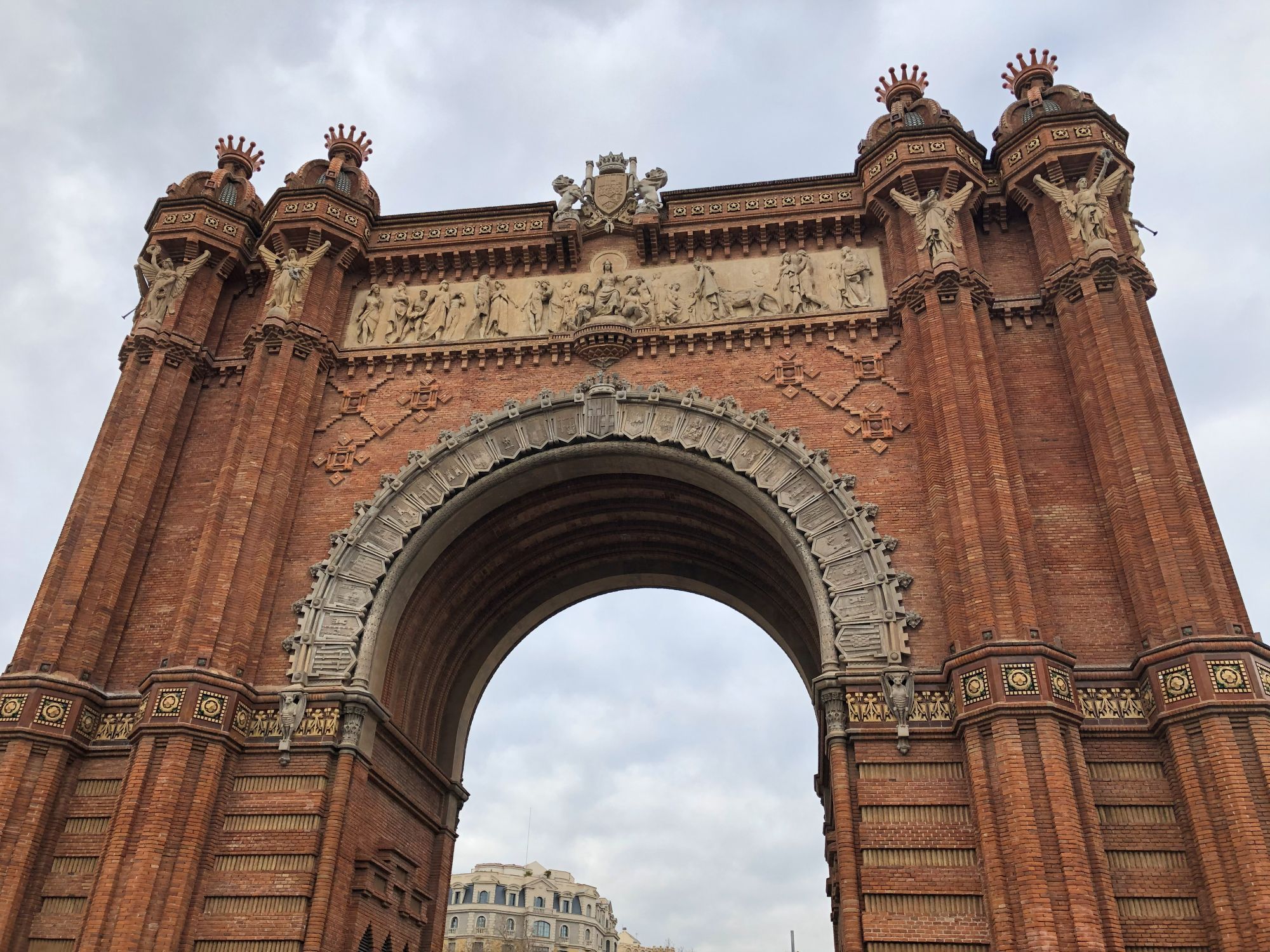 barcelona arc de triomf met bakstenen boog en beelden