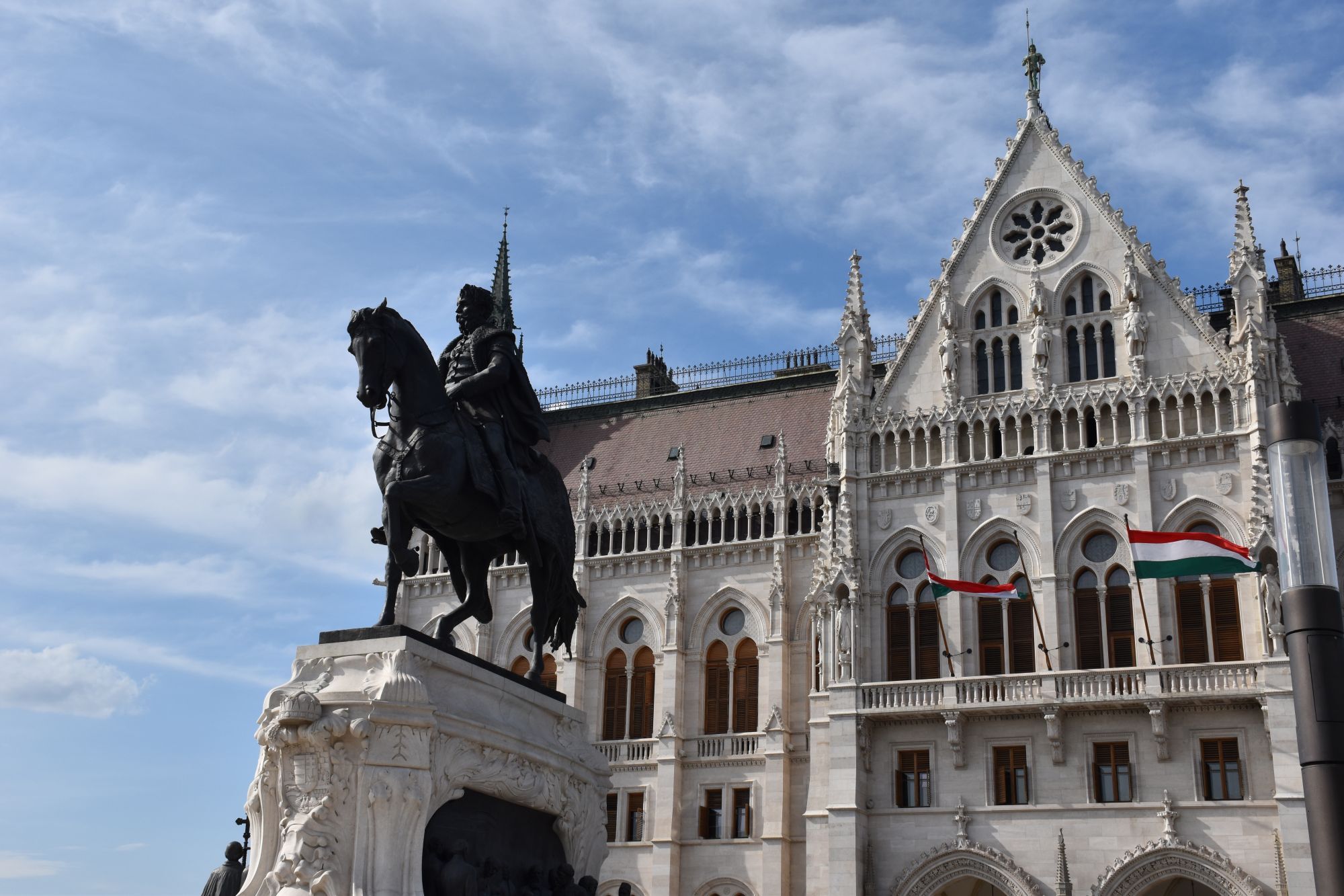 Boedapest – parlementsgebouw met standbeeld aan de Donau – stedentrip