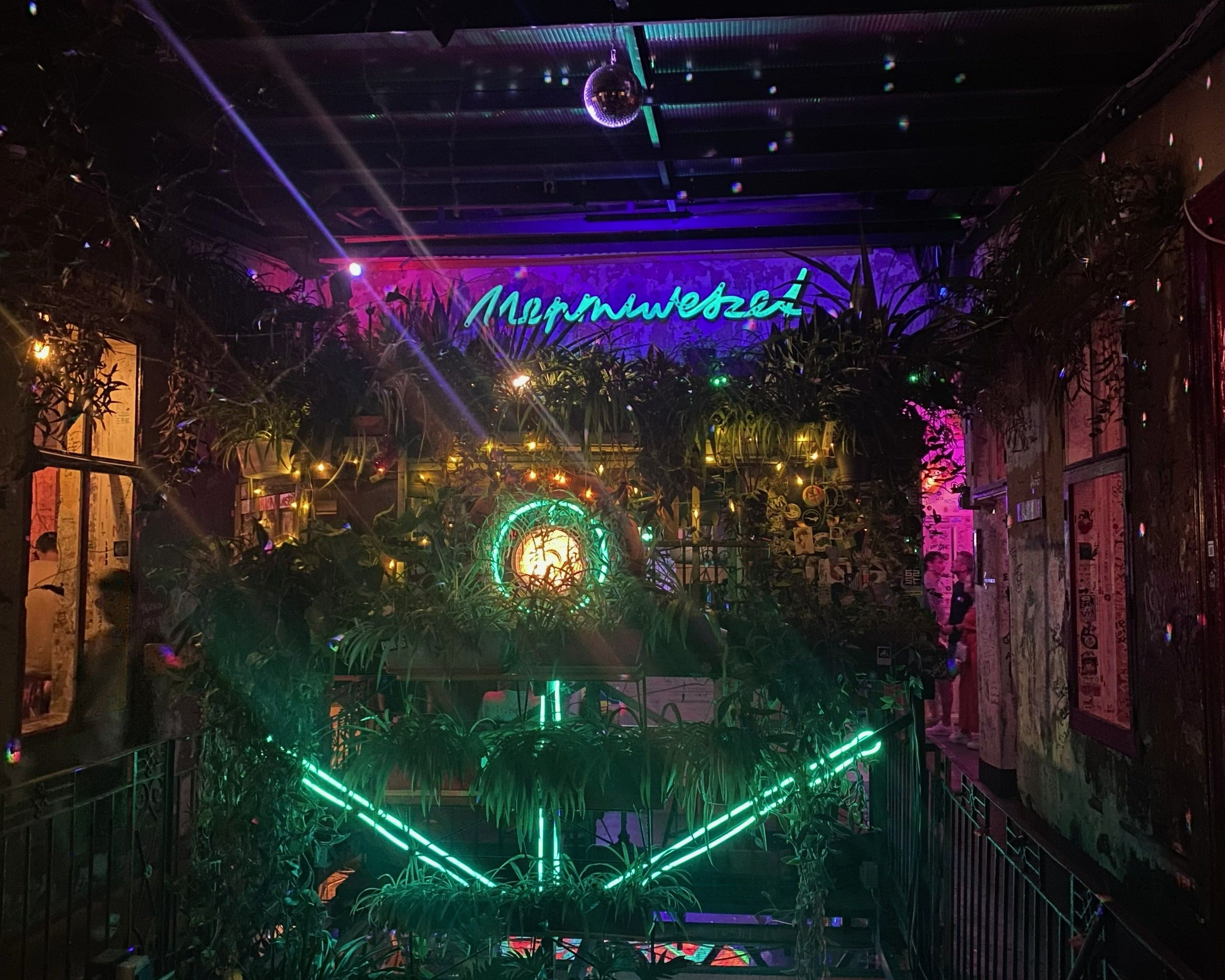 Boedapest – kleurrijk interieur van ruin bar Szimpla Kert