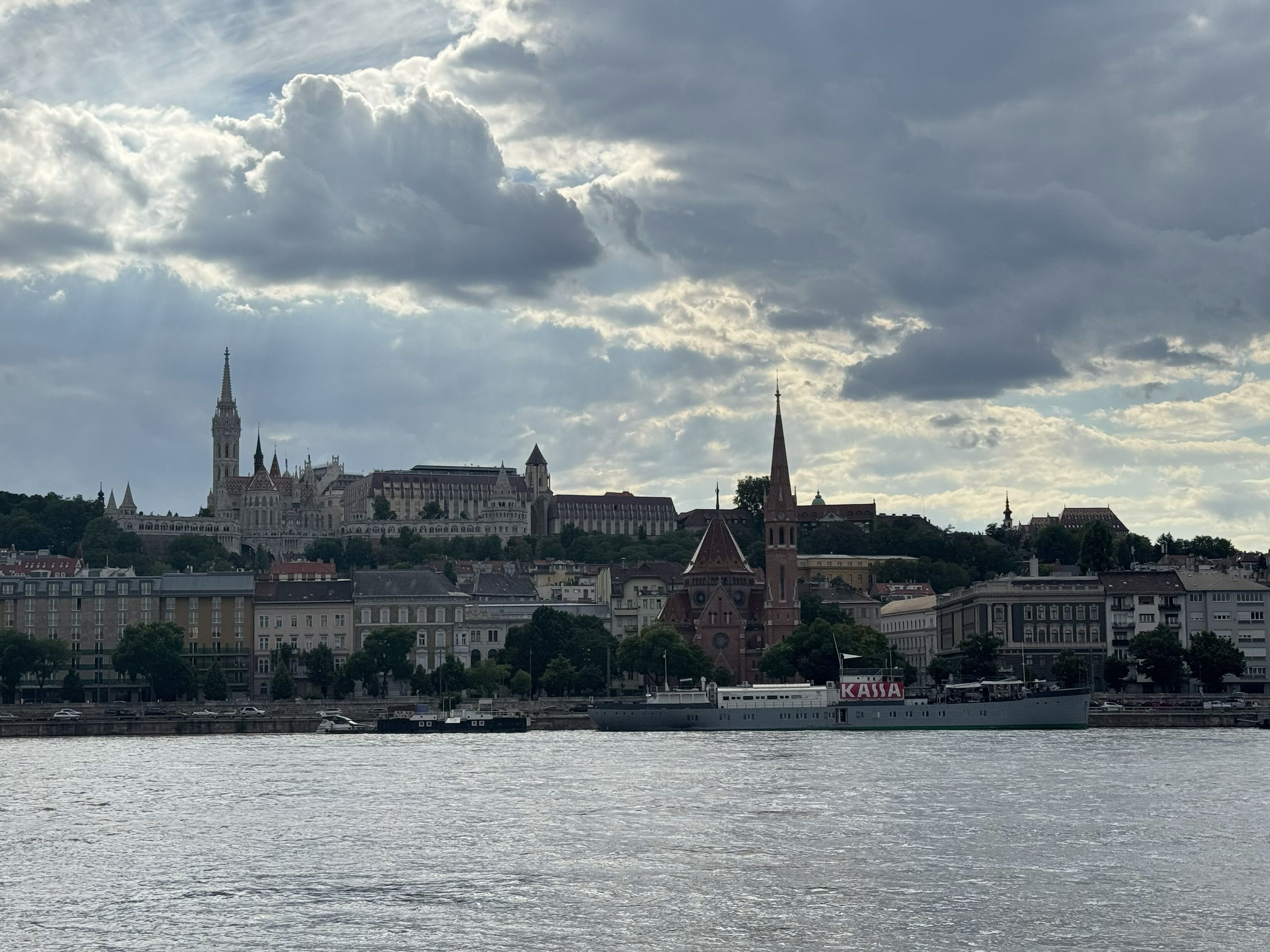 Boedapest – uitzicht over de Donau op de Burchtheuvel en Matthiaskerk