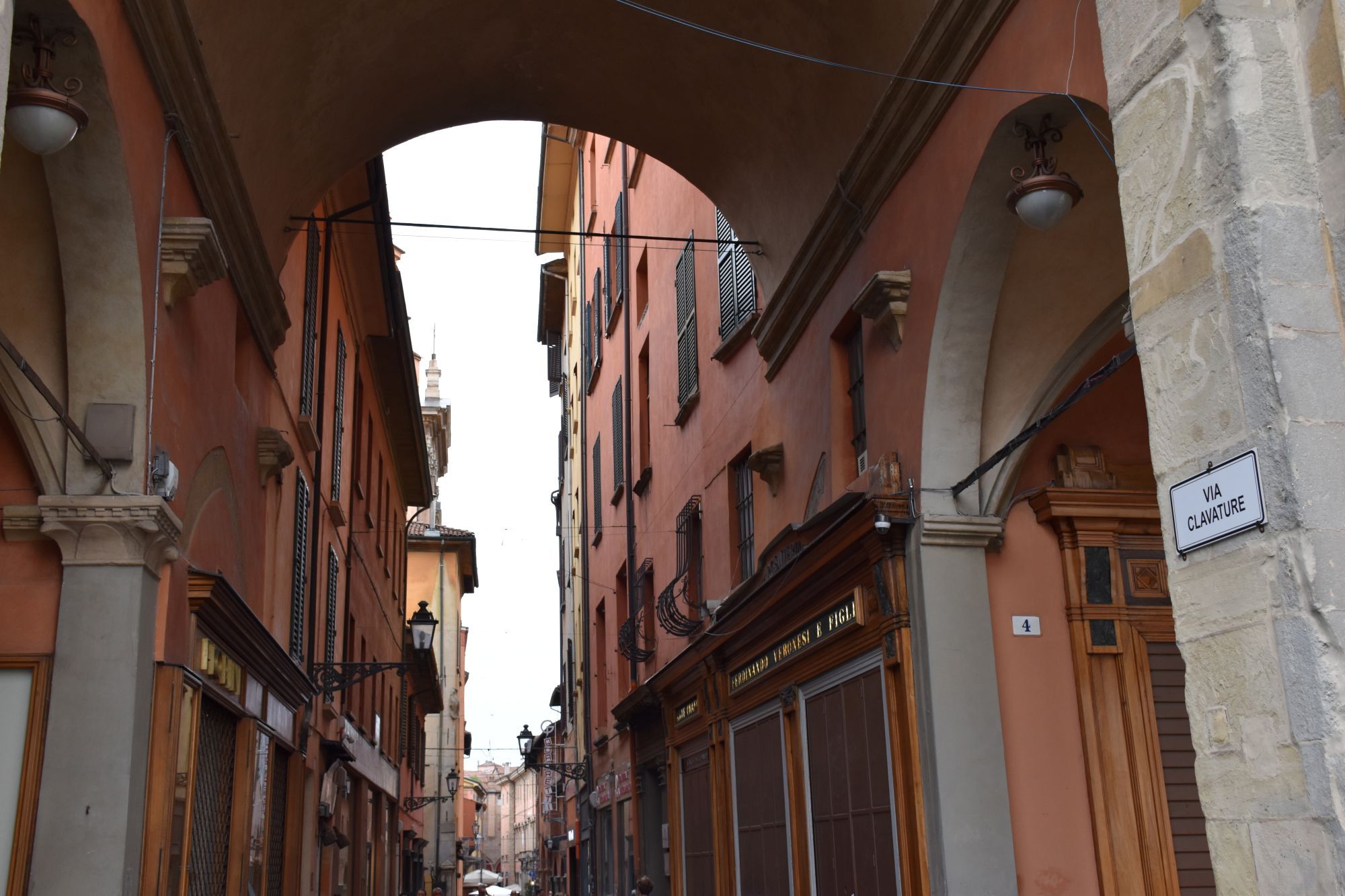 Bologna – portico en smalle straat in centrum – stedentrip