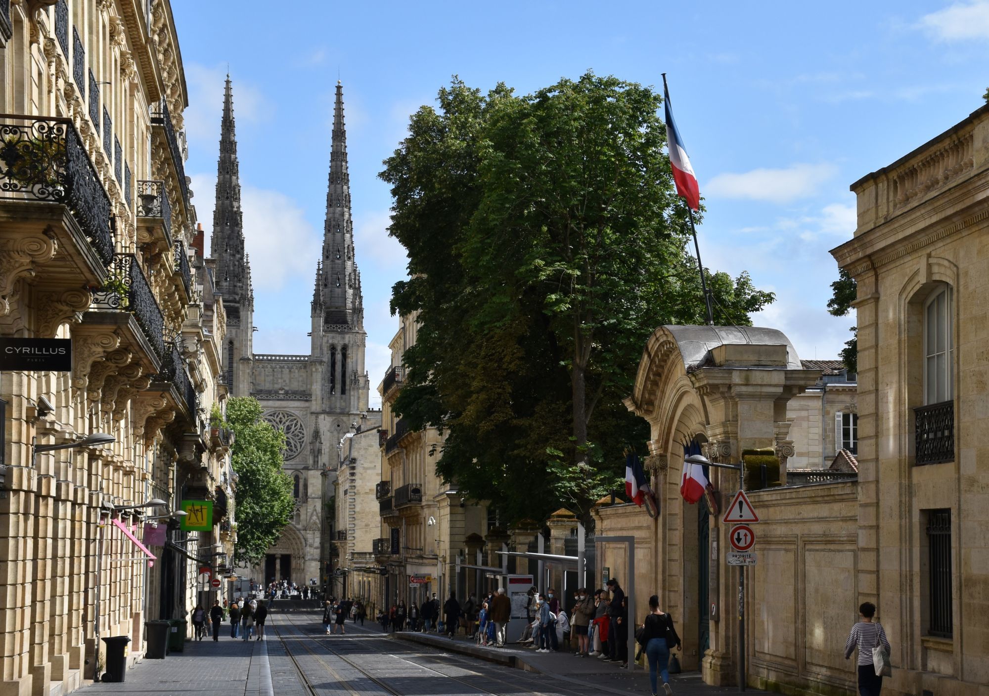 bordeaux straat met kathedraal in historisch centrum