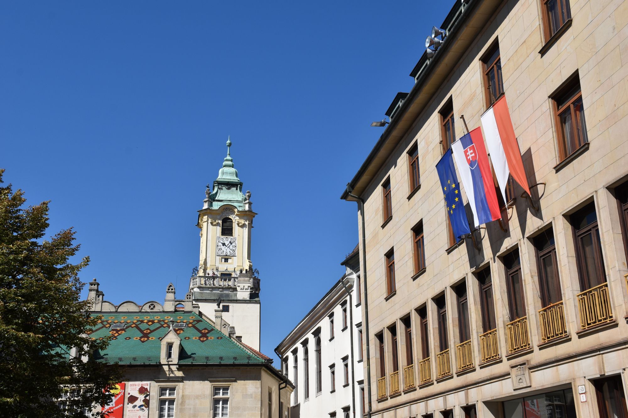 Bratislava historische binnenstad met toren en vlaggen