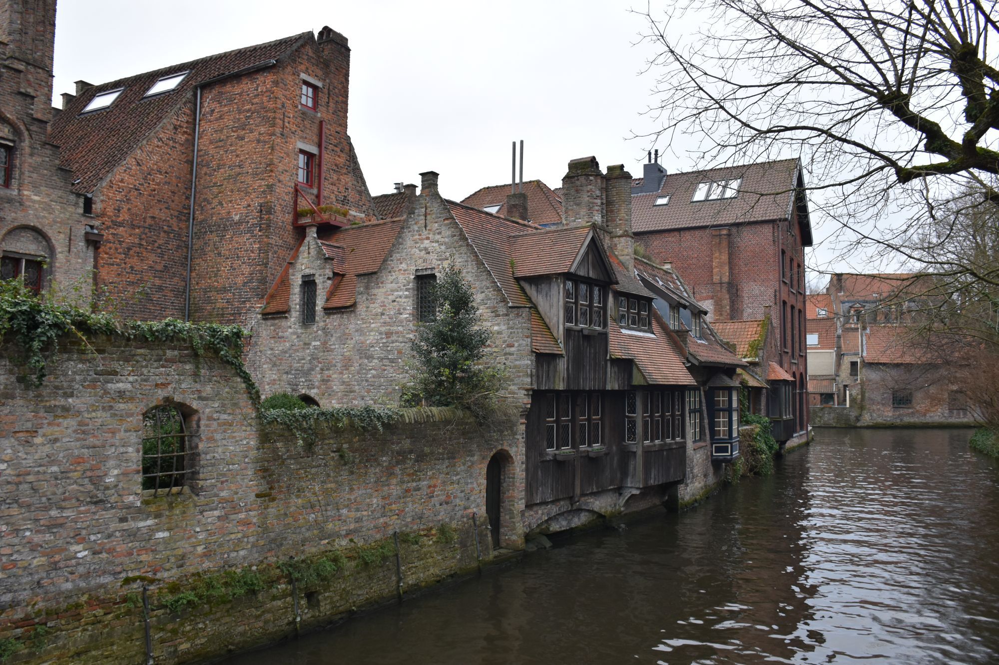 brugge historische huizen langs gracht in oude binnenstad
