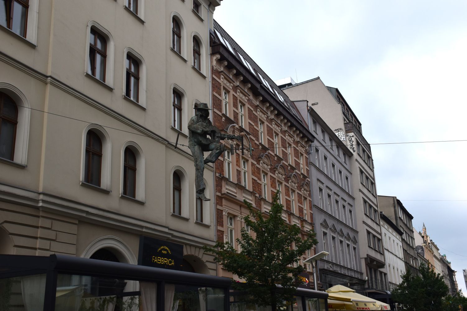 katowice straat met gebouwen en hangend beeld aan gevel