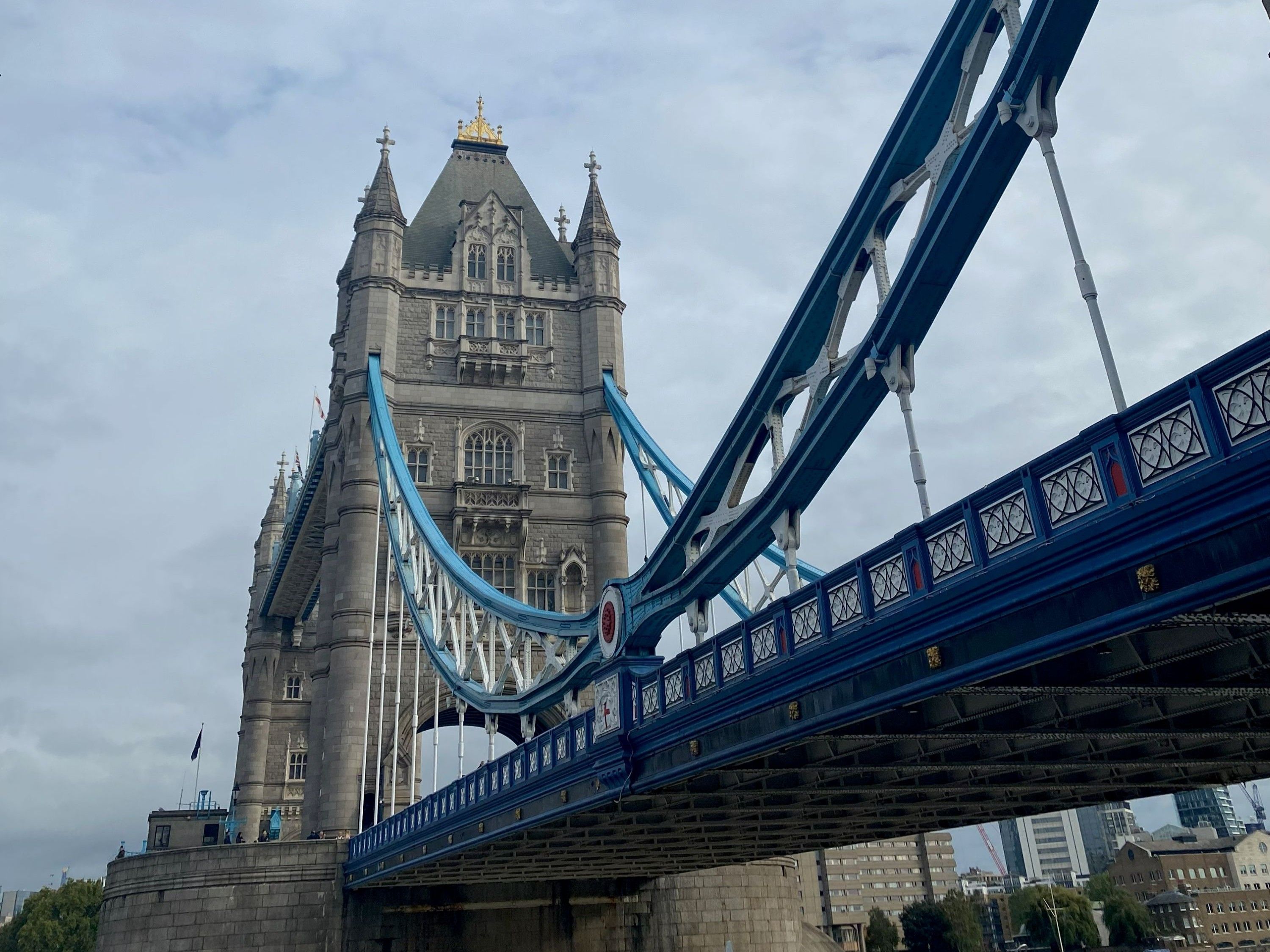 londen tower bridge met blauwe brugconstructie en torens