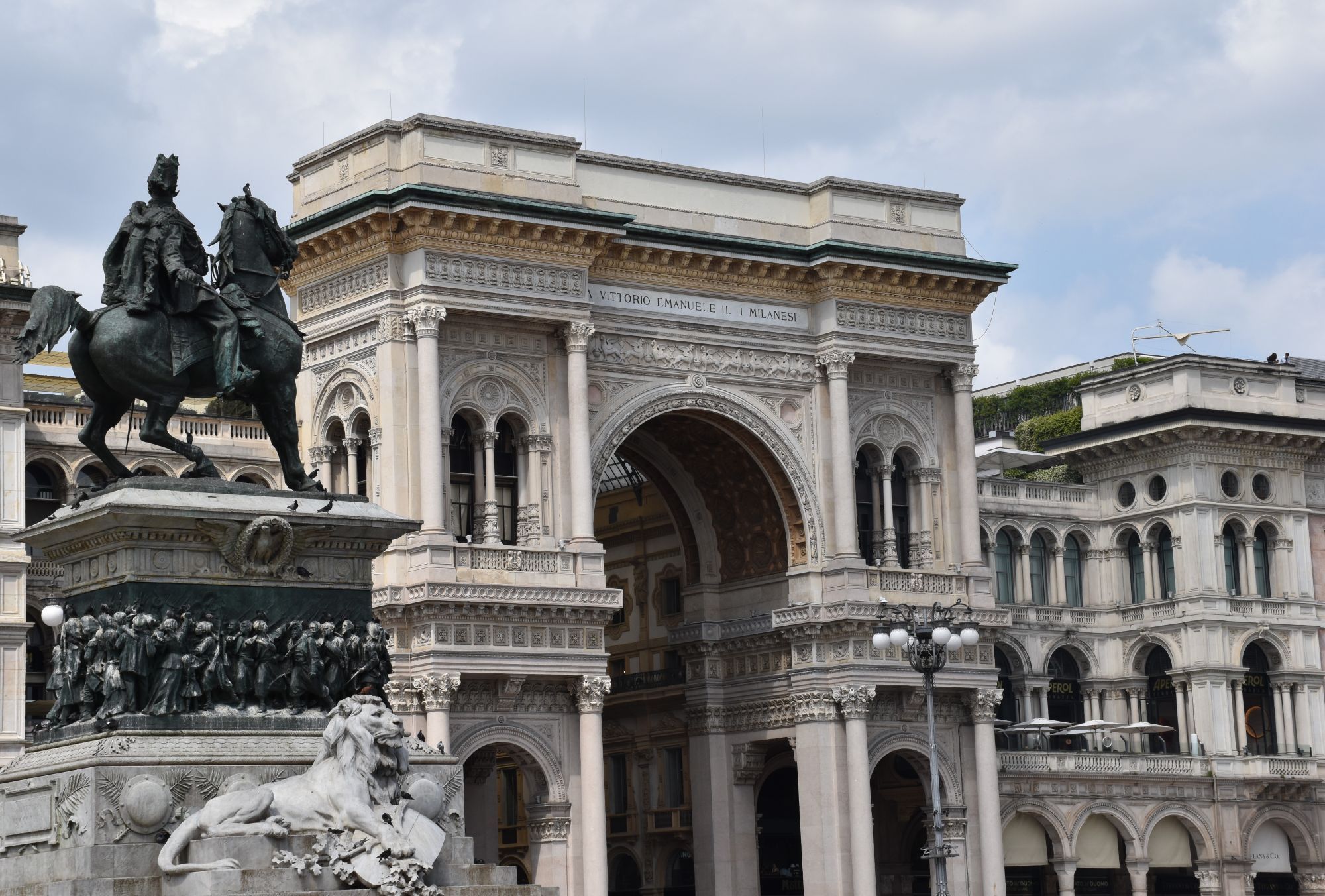 milaan monument met boog en standbeeld op plein