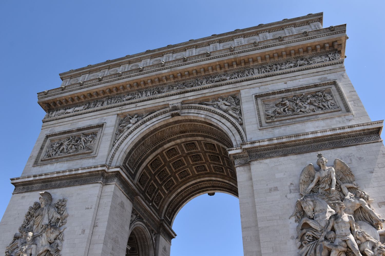 arc de triomphe in parijs van dichtbij gefotografeerd