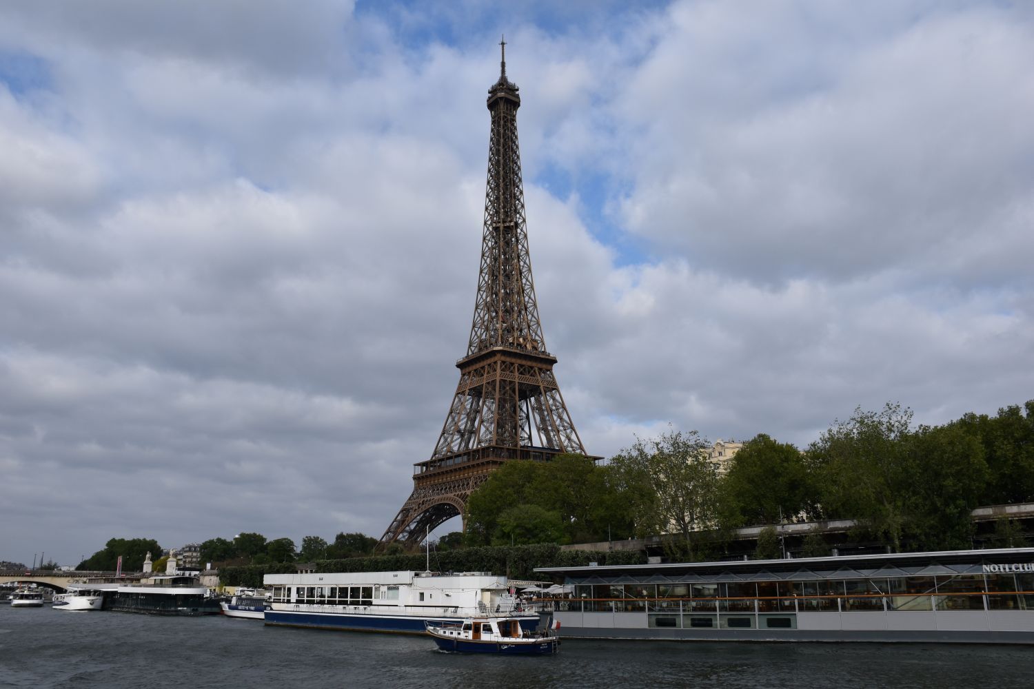 eiffeltoren in parijs gezien vanaf de seine