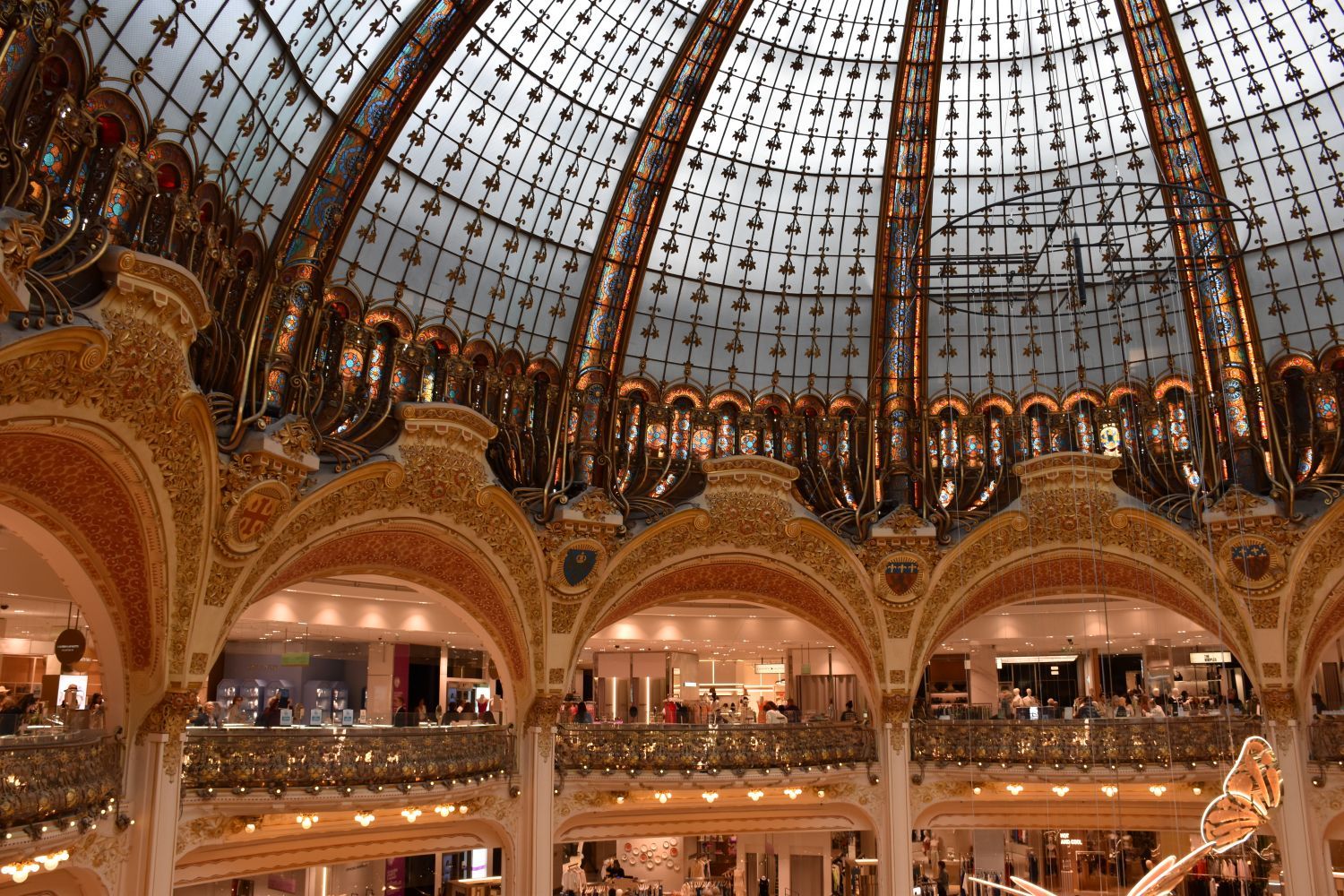 interieur van galeries lafayette in parijs met koepel