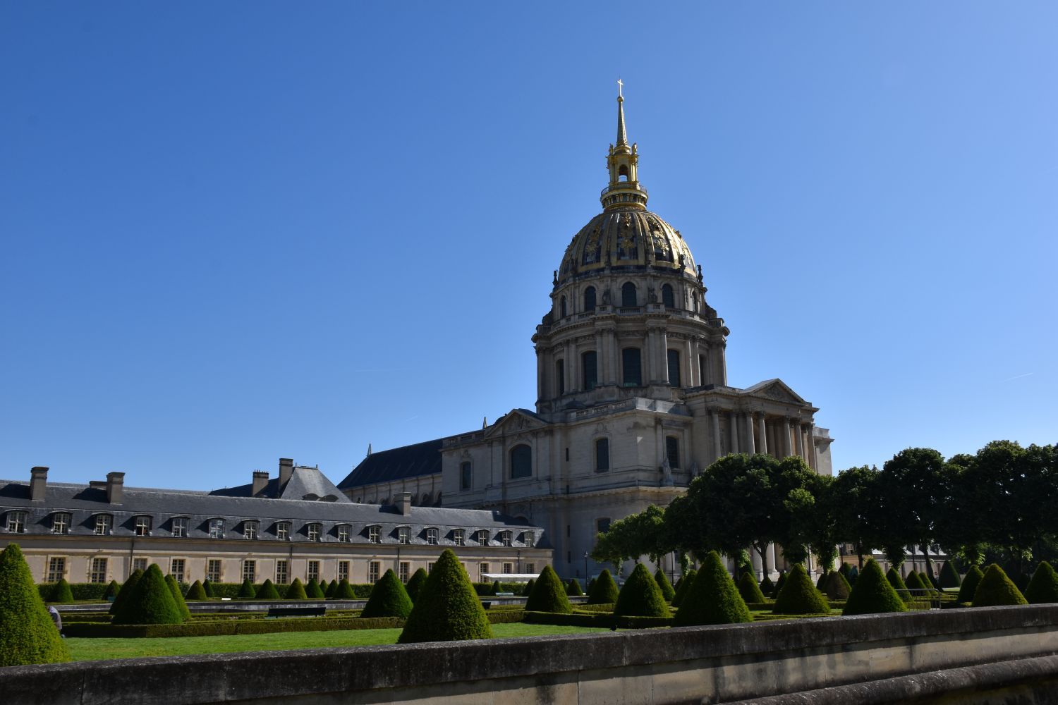 les invalides in parijs met gouden koepel en tuin