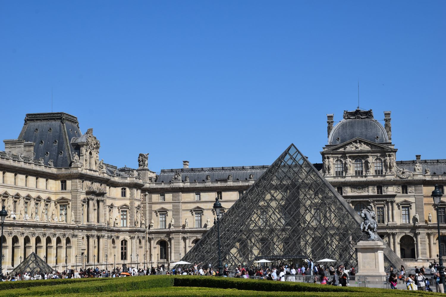 het louvre in parijs met glazen piramide