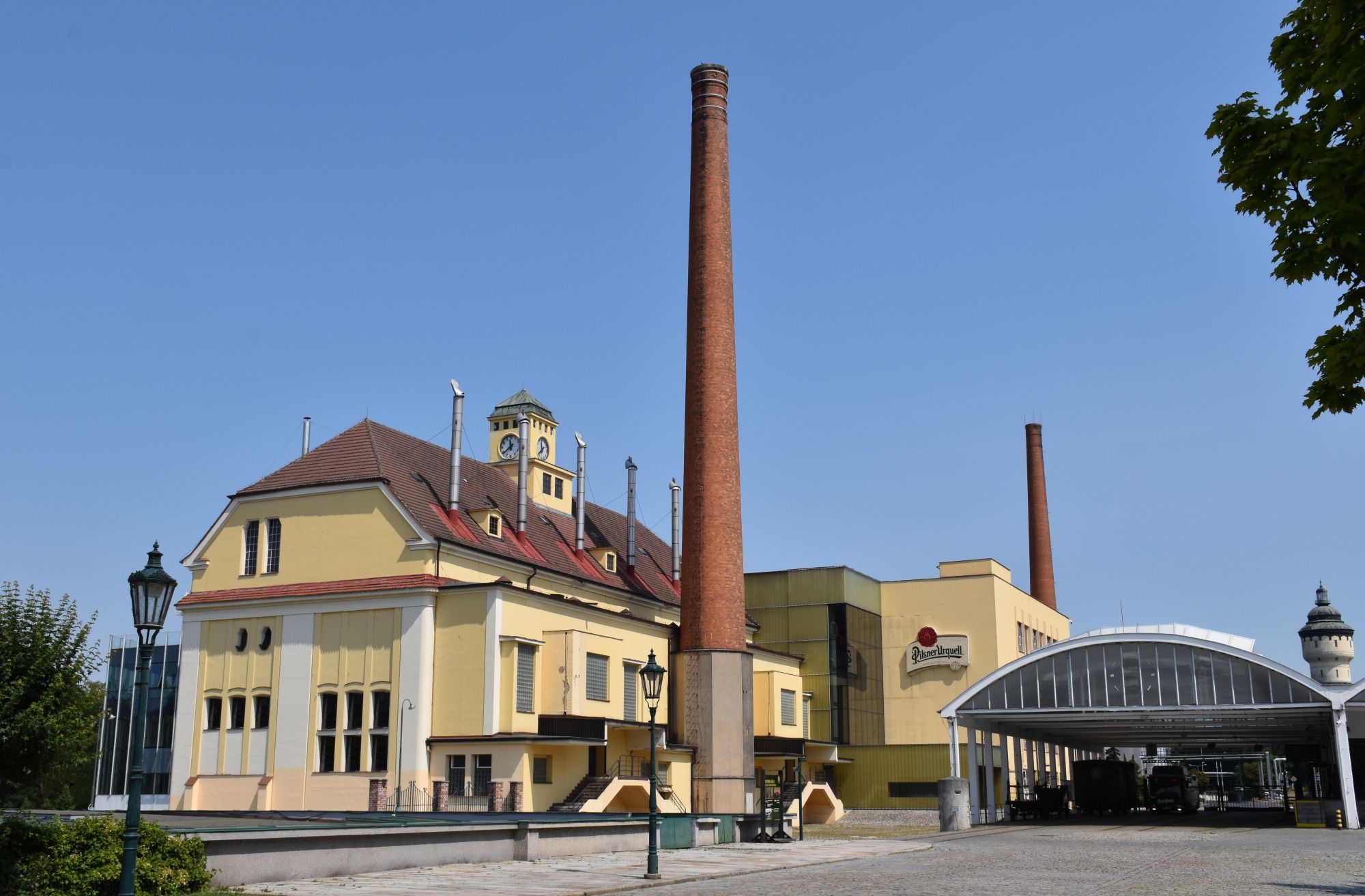 pilsen brouwerijgebouw met schoorstenen en entree