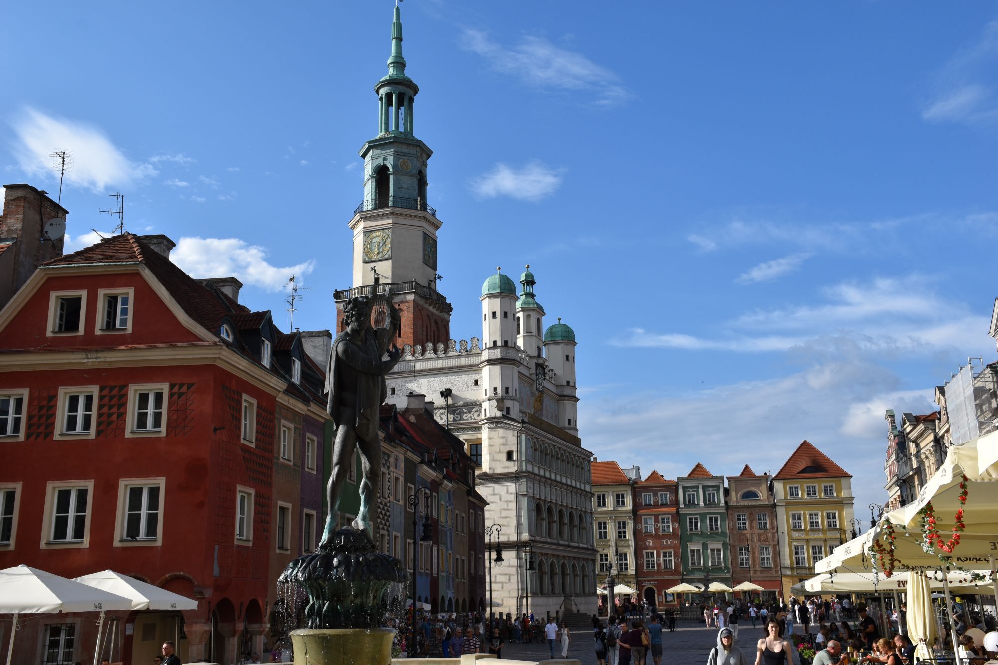 poznan marktplein met stadhuis en fontein