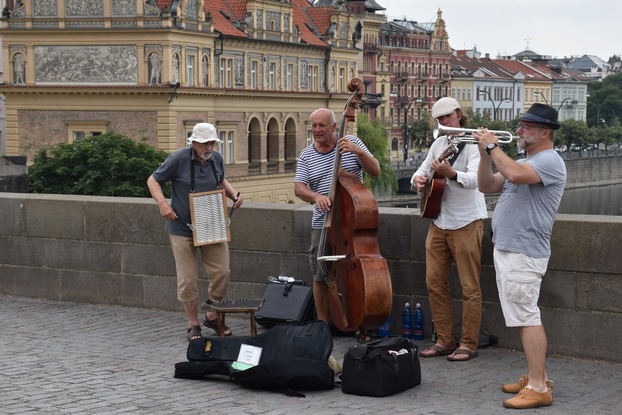 Praag – Karelsbrug – straatmuzikanten op de brug