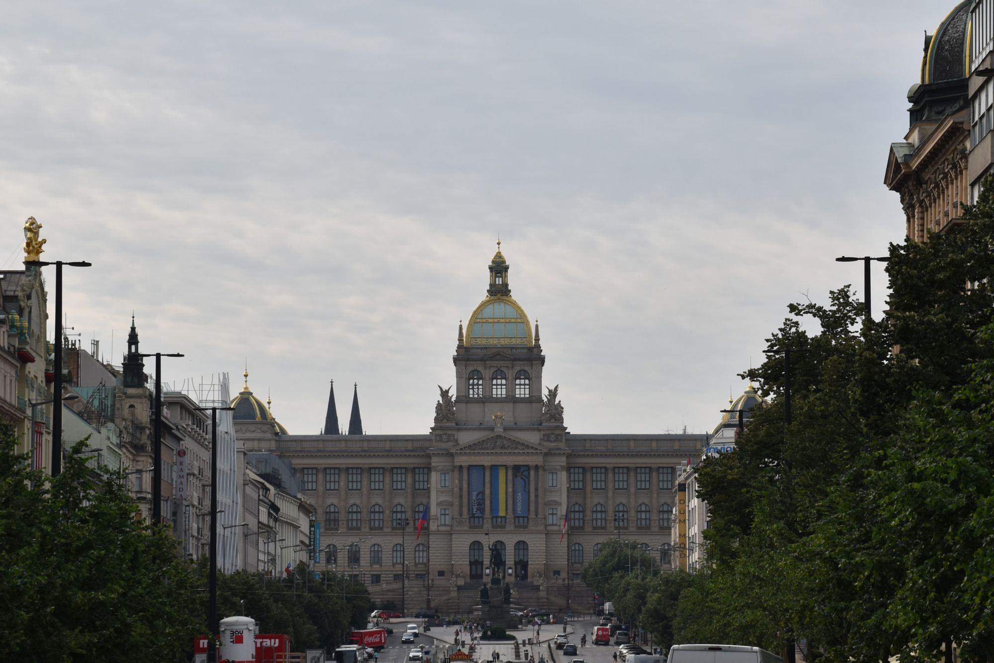 Praag – Wenceslasplein – Nationaal Museum op de achtergrond