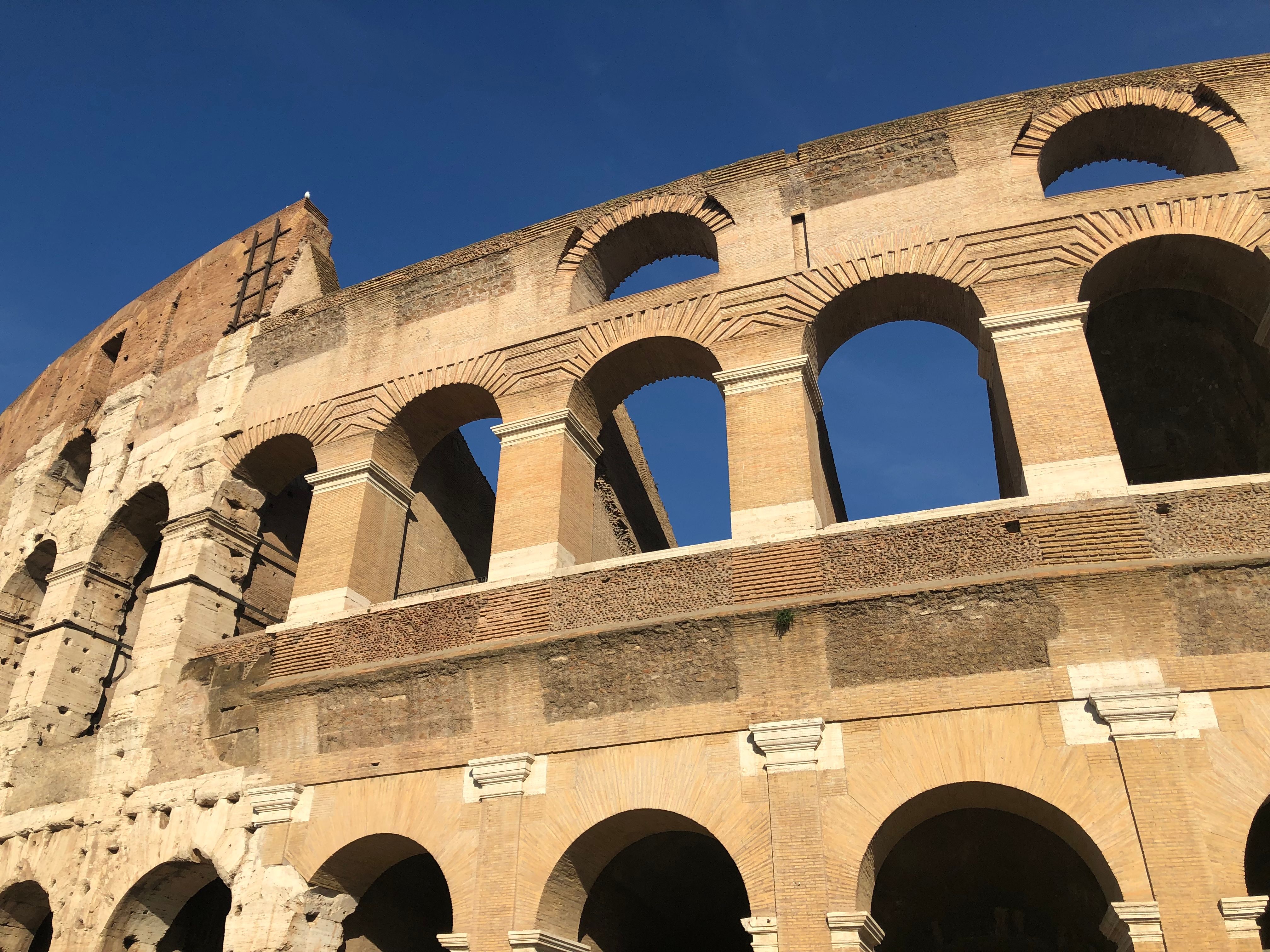 rome – colosseum met bogen in gevel – stedentrip
