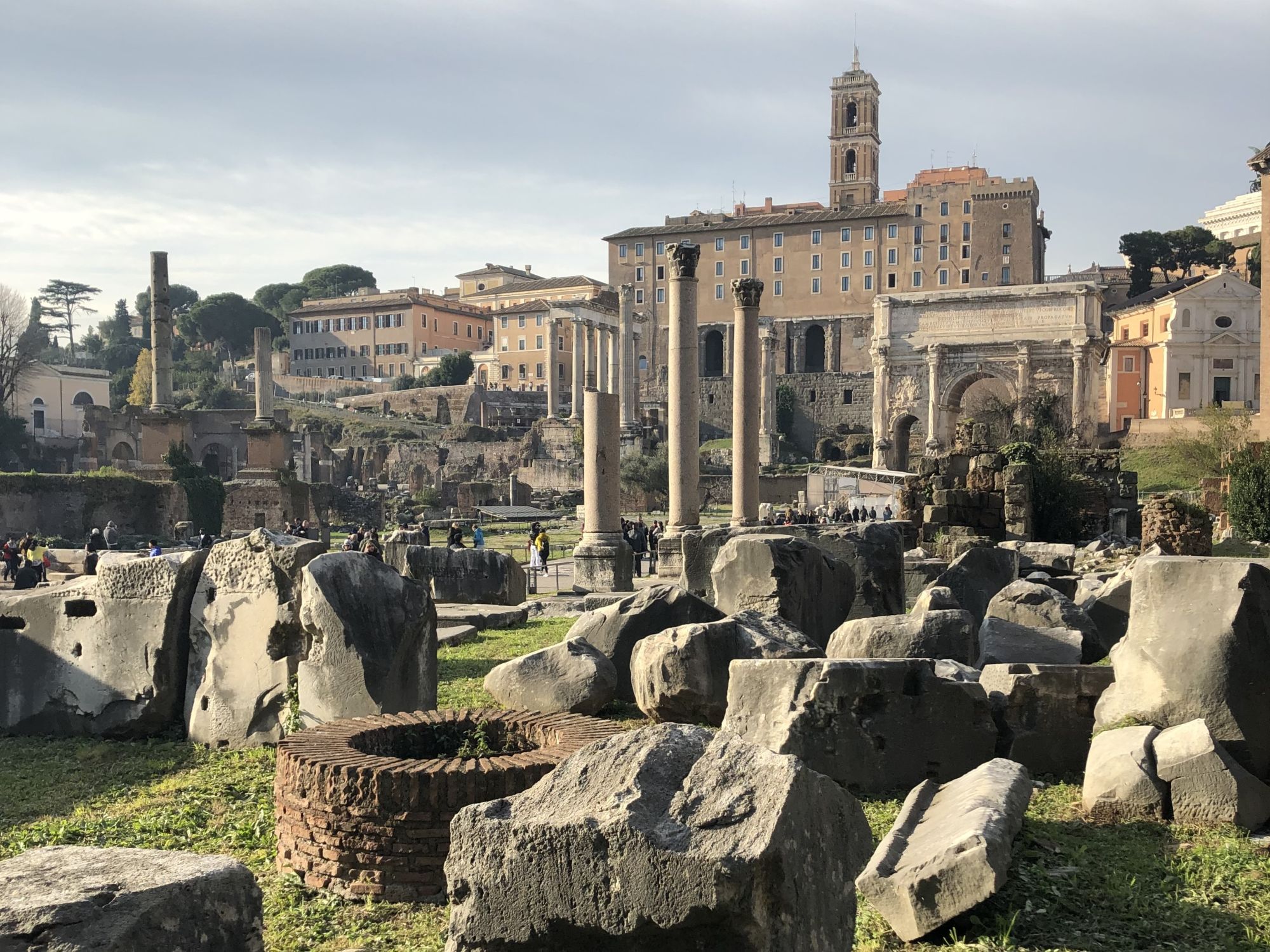 rome romeinse ruines met zuilen en stenen