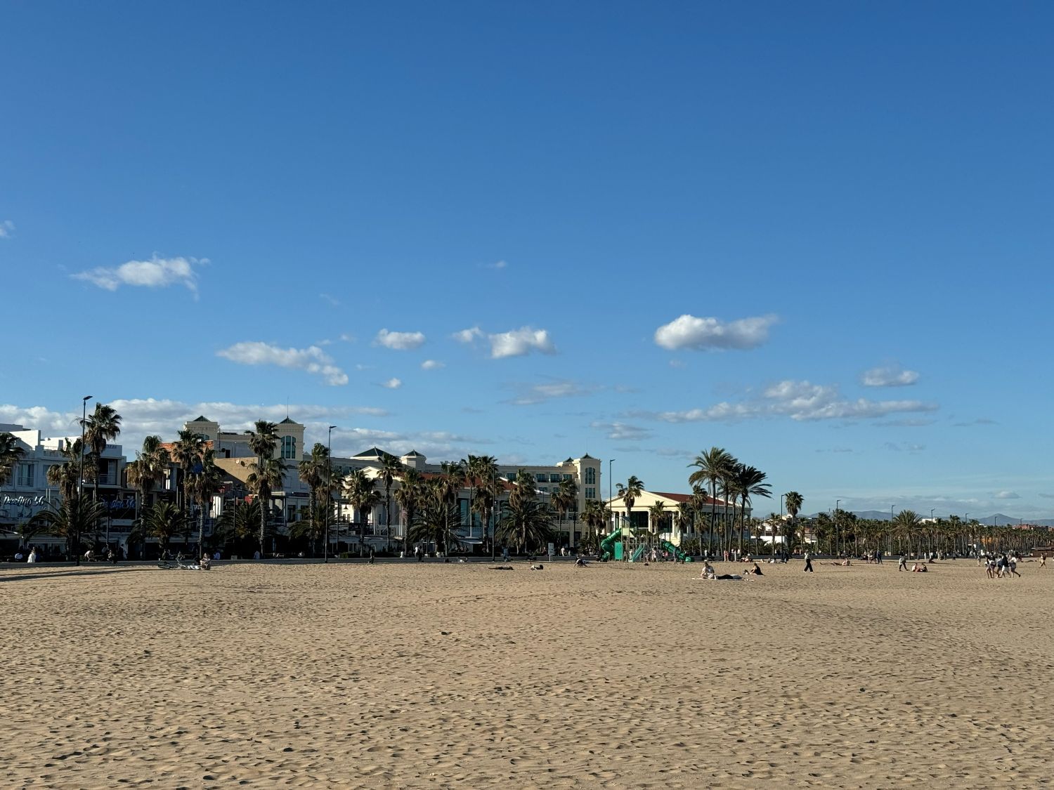 valencia – strand playa de la malvarrosa – spanje