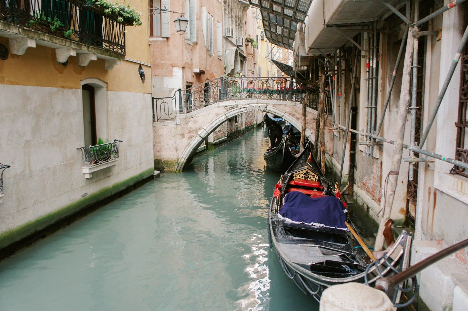 venetie – gondel onder stenen brug – kanaal