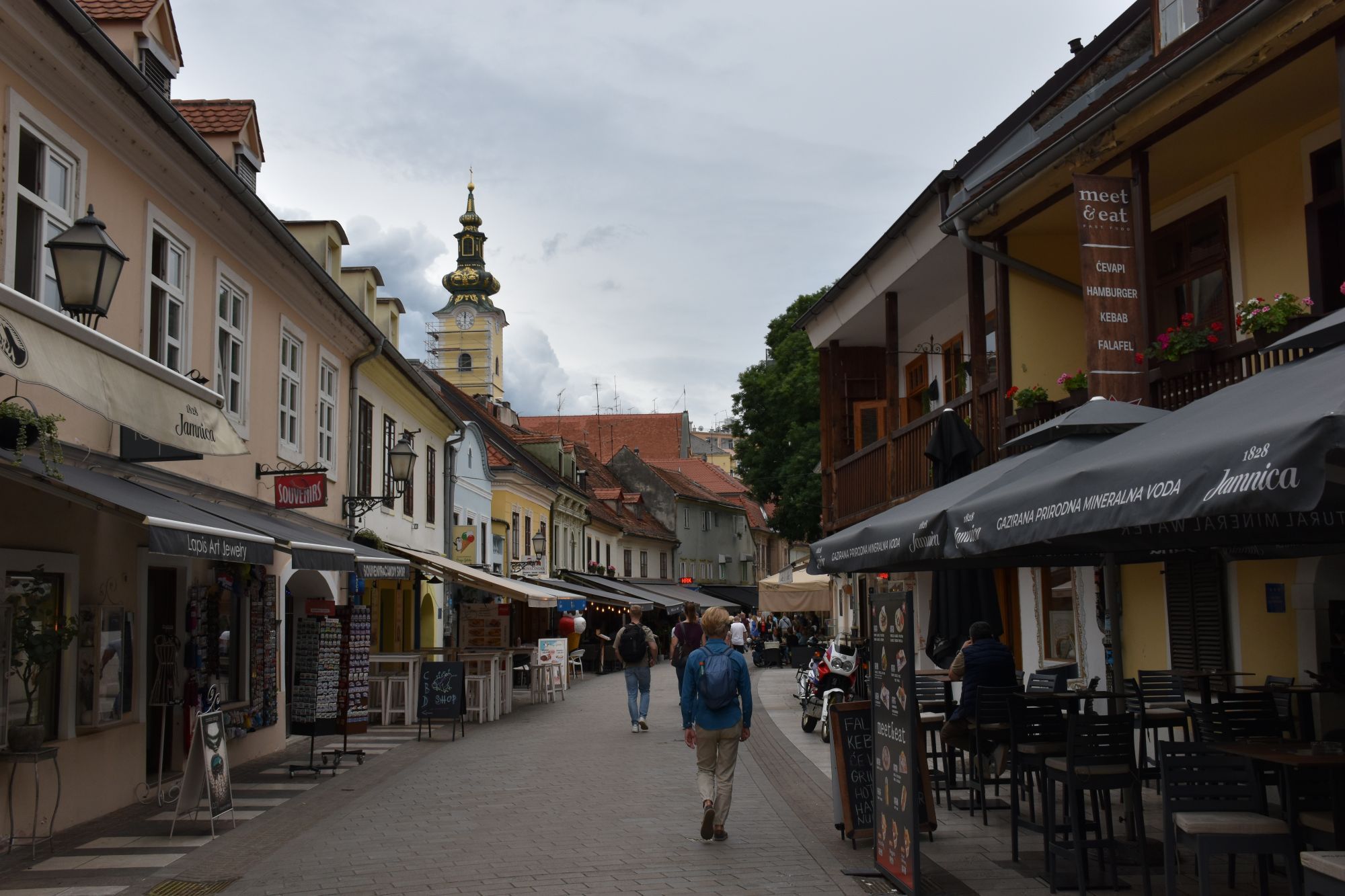 zagreb straat met winkels en terrasjes in centrum
