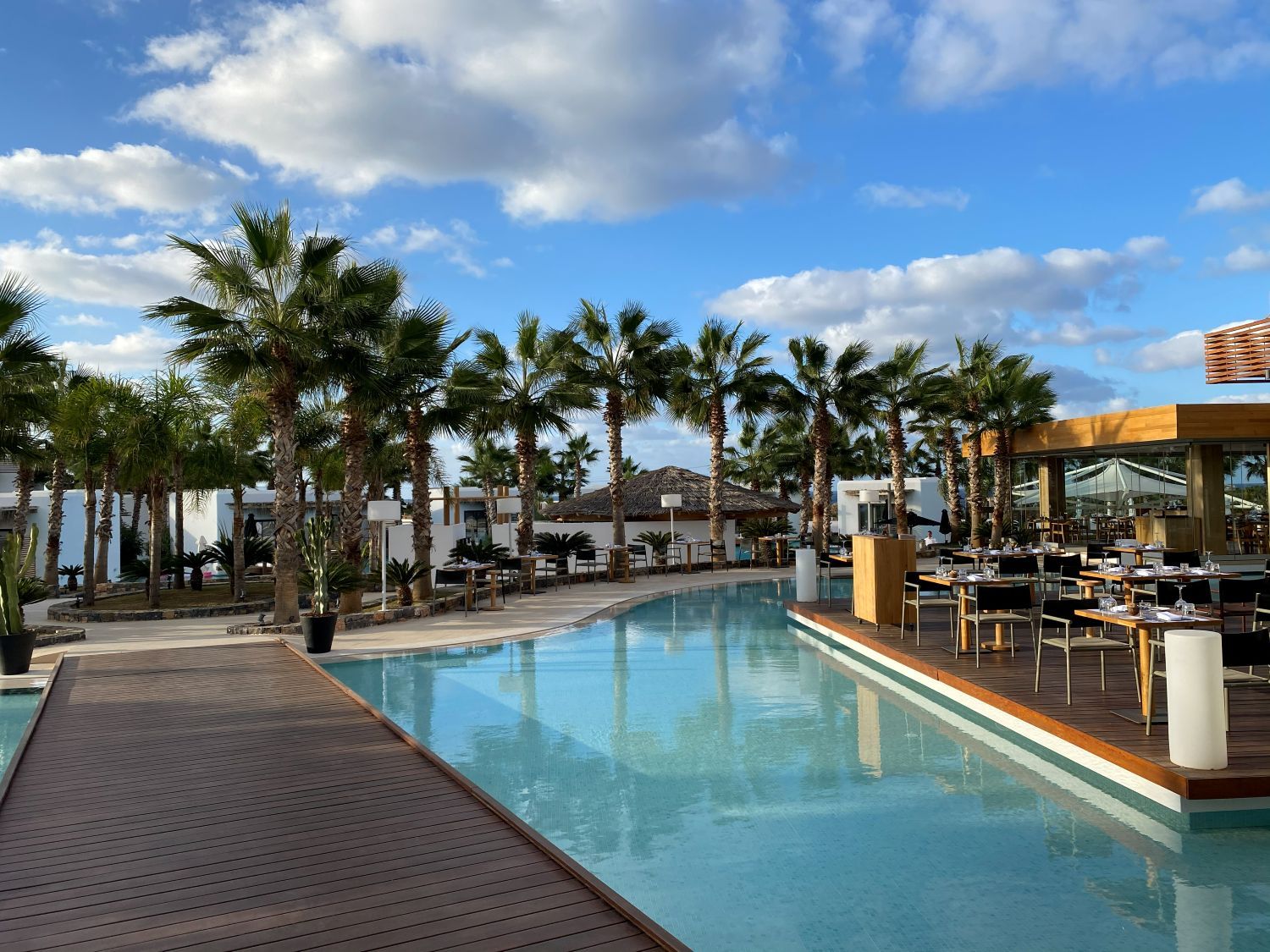 Blauw water, palmbomen en restaurant bij Stella Island Kreta