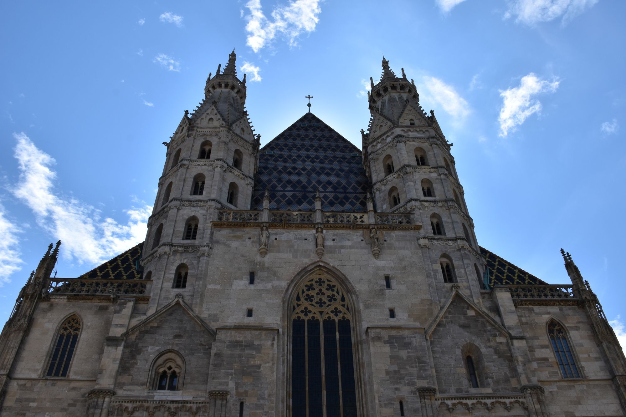Stephansdom in Wenen met twee torens en het kenmerkende dak met gekleurde dakpannen