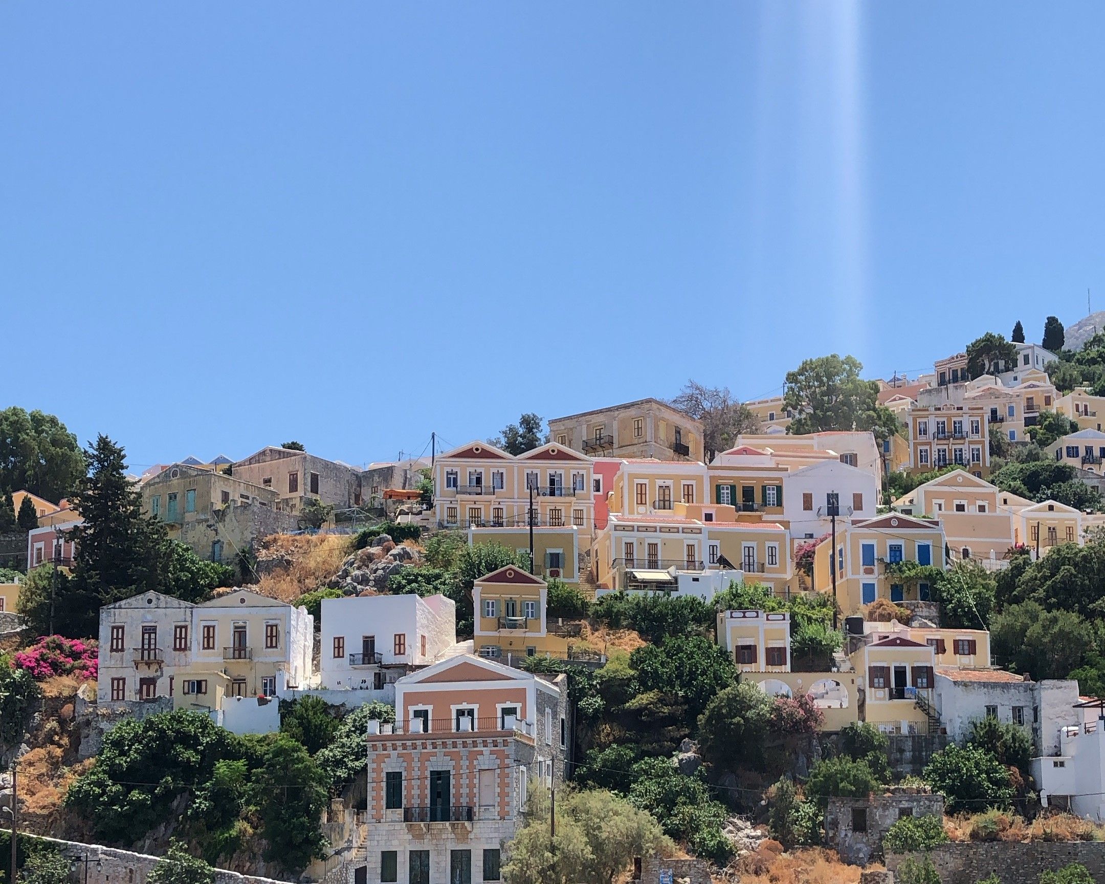 symi – kleurrijke huizen aan haven – griekenland