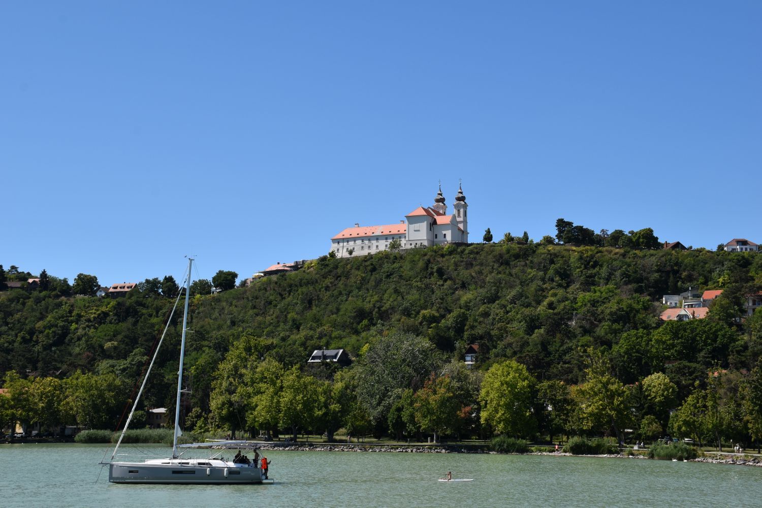 tihany – abdij op heuvel bij balatonmeer – hongarije