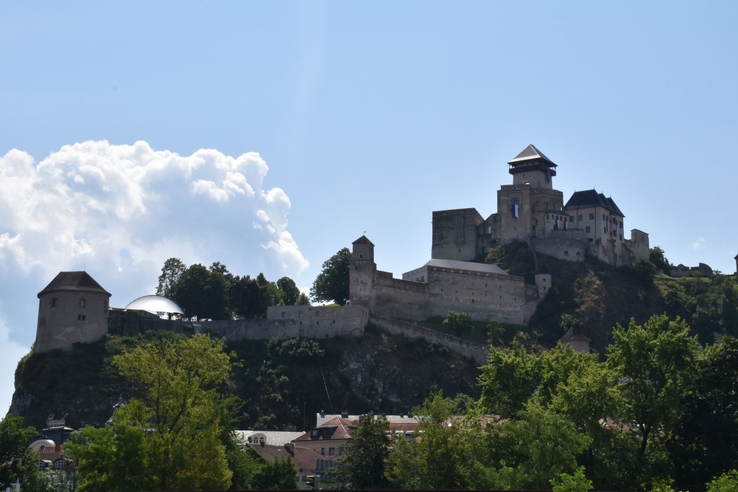 Trenčín kasteel op heuvel boven de stad