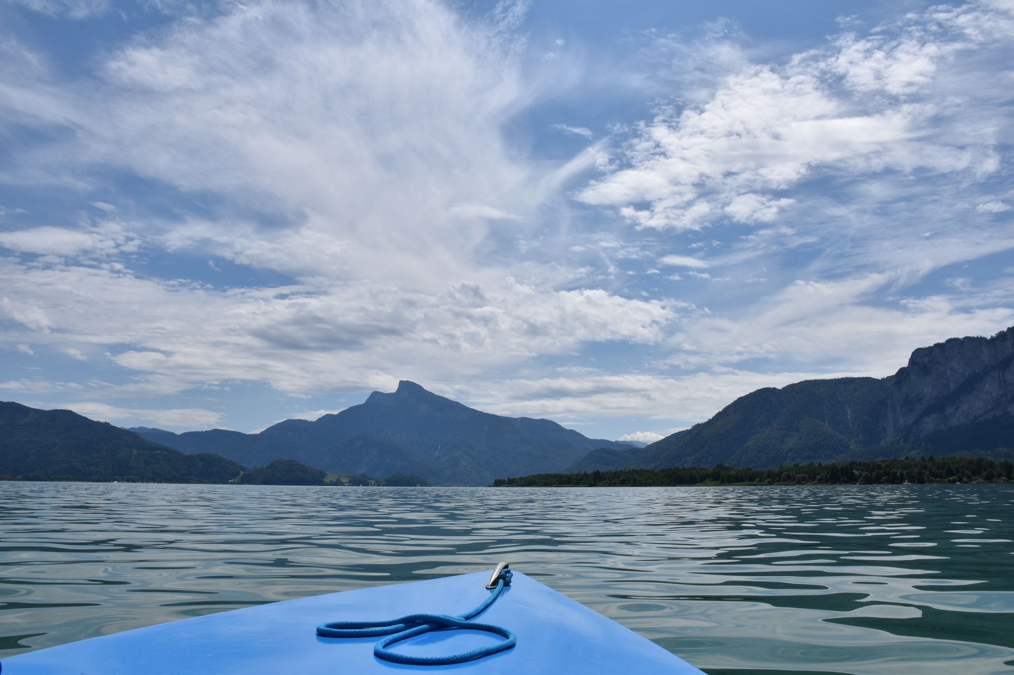 mondsee – uitzicht vanaf boot op meer – oostenrijk