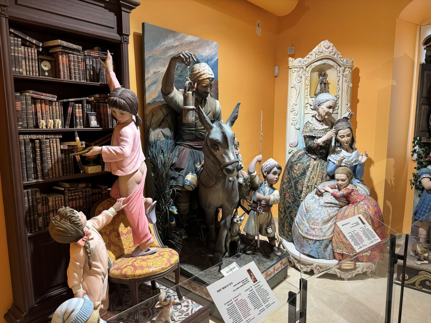 valencia – fallas figuren in museo fallero – spanje