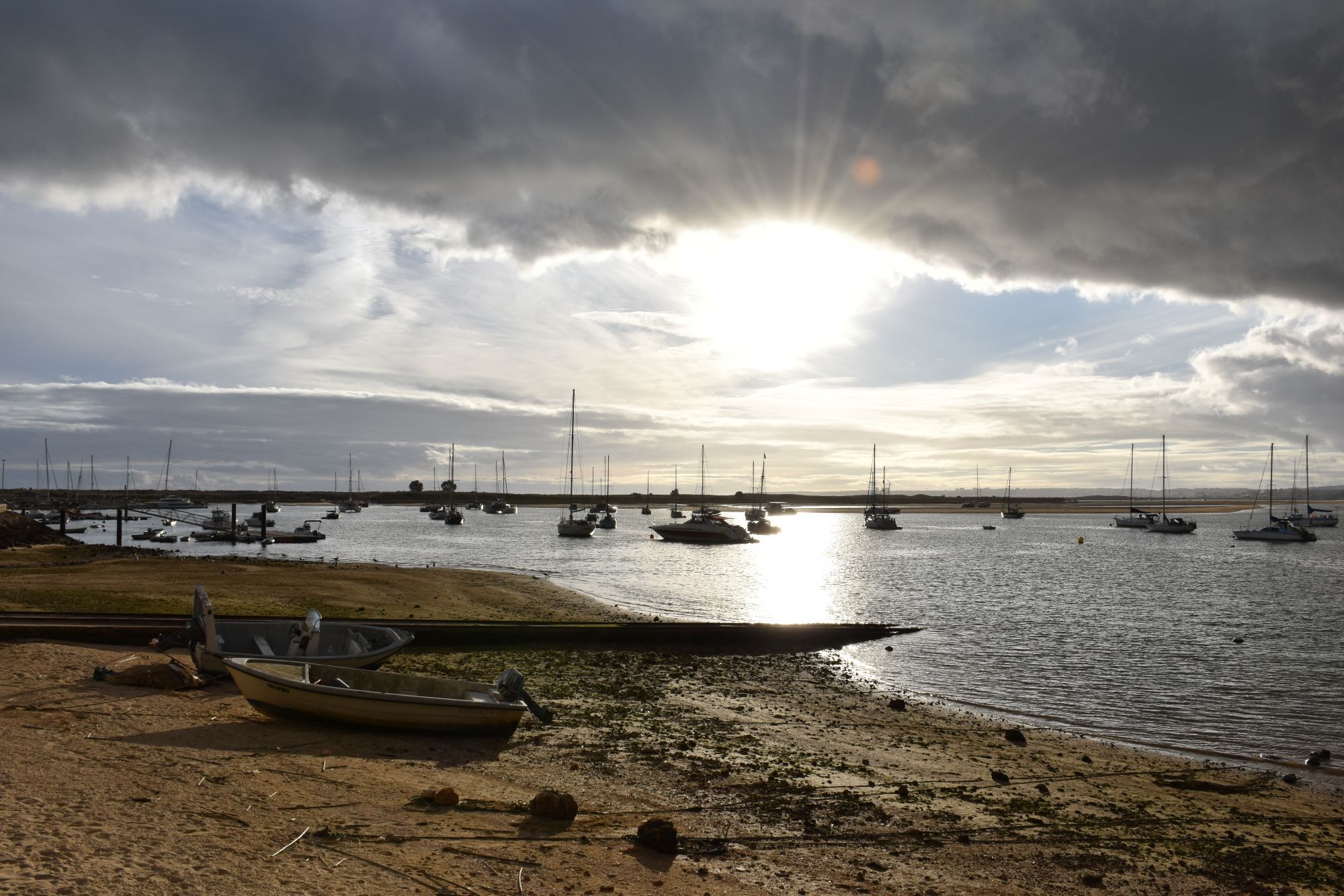 Alvor – vissersbootjes in de lagune bij zonlicht – Algarve Portugal