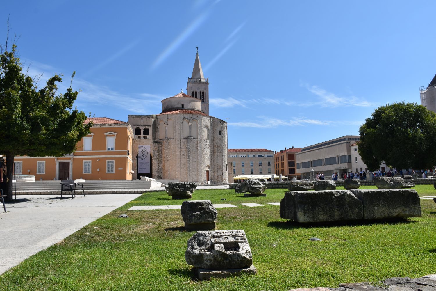 zadar – kerk en romeinse ruines op plein – kroatie