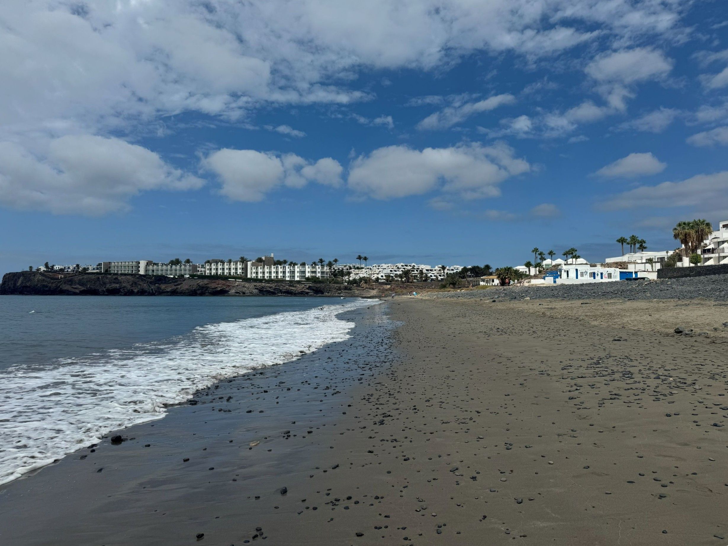 Lanzarote, Playa Blanca strand met zee en boulevard